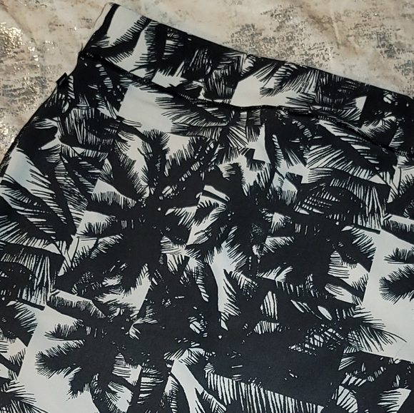 Fabletics Cora Palm Tree Skirt - Picture 3 of 9